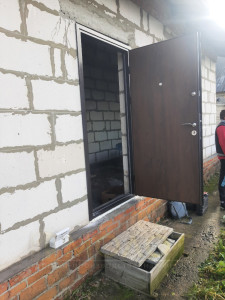 Уличная входная дверь с терморазрывом